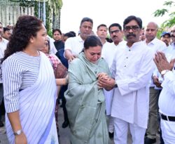 Trisha Singh: तृषा सिंह के द्वादशा कार्यक्रम में पहुंचे हेमंत-कल्पना सोरेन, दी श्रद्धांजलि