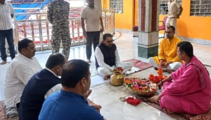 Deoghar News: बाबा बैद्यनाथ के दरबार पहुंचे केंद्रीय मंत्री प्रताप राव कुलस्ते, देश की खुशहाली के लिए की प्रार्थना