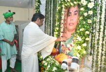 नेमरा में मां रूपी सोरेन की स्मृति में निभाए पारंपरिक रीति-रिवाज
