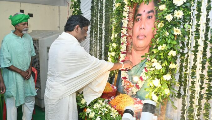 नेमरा में मां रूपी सोरेन की स्मृति में निभाए पारंपरिक रीति-रिवाज