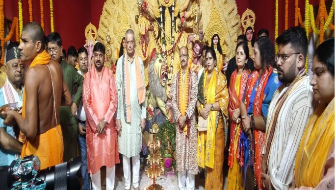 धनबाद: हरिणा बगान दुर्गा पूजा पंडाल का BCCL CMD ने किया उद्घाटन