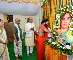 हेमंत सोरेन की मां के संस्कार भोज में पहुंचे बाबा रामदेव, नेमरा में हजारों लोगों ने दी श्रद्धांजलि