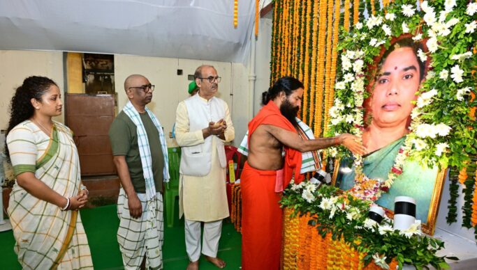 हेमंत सोरेन की मां के संस्कार भोज में पहुंचे बाबा रामदेव, नेमरा में हजारों लोगों ने दी श्रद्धांजलि
