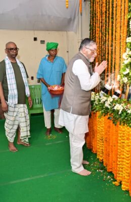 झारखंड के राज्यपाल ने नेमरा पहुंचकर दी रूपी सोरेन को श्रद्धांजलि