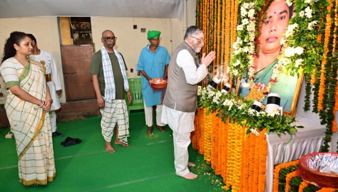 झारखंड के राज्यपाल ने नेमरा पहुंचकर दी रूपी सोरेन को श्रद्धांजलि