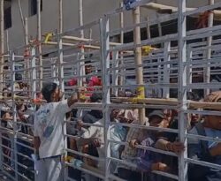 टिकट के लिए रात से डटे फैंस, JSCA स्टेडियम में शुरू हुई ऑफलाइन बिक्री