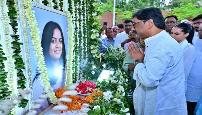 तृषा सिंह के द्वादशा कार्यक्रम में पहुंचे CM हेमंत सोरेन