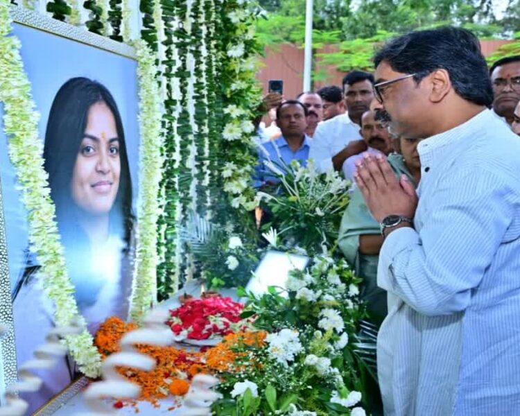 तृषा सिंह के द्वादशा कार्यक्रम में पहुंचे CM हेमंत सोरेन