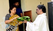 मां रूपी सोरेन की स्मृति में हेमंत सोरेन ने निभाई पारंपरिक रस्म