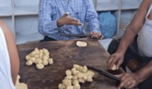 सारण में बाढ़ पीड़ितों के लिए खान सर ने खुद बनाई पूरी
