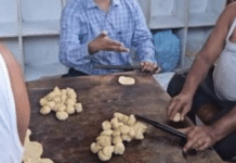 सारण में बाढ़ पीड़ितों के लिए खान सर ने खुद बनाई पूरी