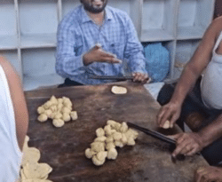 सारण में बाढ़ पीड़ितों के लिए खान सर ने खुद बनाई पूरी