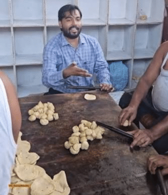 सारण में बाढ़ पीड़ितों के लिए खान सर ने खुद बनाई पूरी