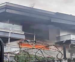 लालपुर में कारोबारी के नवनिर्मित मकान में लगी आग, जल गया घर का सामान