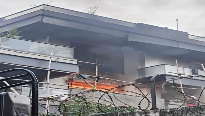 लालपुर में कारोबारी के नवनिर्मित मकान में लगी आग, जल गया घर का सामान