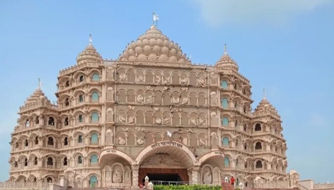 Ranchi: वाराणसी के स्वर्वेद महामंदिर की तर्ज पर बना पंडाल