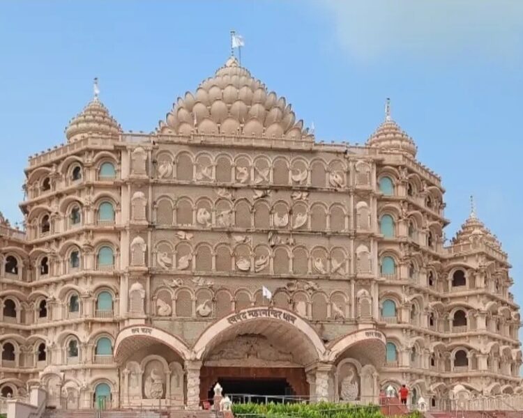 Ranchi: वाराणसी के स्वर्वेद महामंदिर की तर्ज पर बना पंडाल