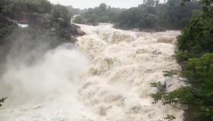 रांची के दशम फॉल में हादसा, तेज बहाव में बहा पटना का 26 वर्षीय युवक; तलाश जारी