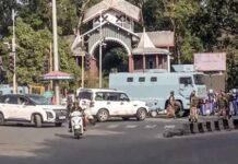 मणिपुर में फिर बढ़ा तनाव, मुख्यमंत्री के आवास के बाहर शव रखकर प्रदर्शन