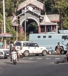 मणिपुर में फिर बढ़ा तनाव, मुख्यमंत्री के आवास के बाहर शव रखकर प्रदर्शन