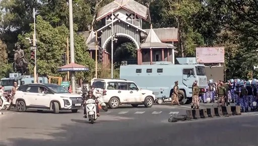 मणिपुर में फिर बढ़ा तनाव, मुख्यमंत्री के आवास के बाहर शव रखकर प्रदर्शन