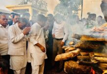 नेमरा में पंचतत्व में विलीन हुईं रूपी सोरेन, बेटे हेमंत ने दी मुखाग्नि