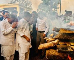 नेमरा में पंचतत्व में विलीन हुईं रूपी सोरेन, बेटे हेमंत ने दी मुखाग्नि