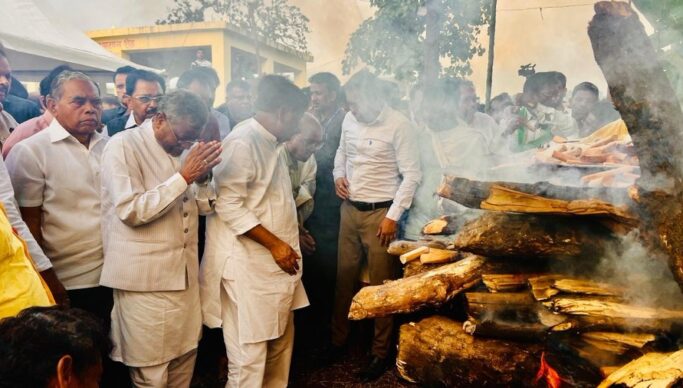 नेमरा में पंचतत्व में विलीन हुईं रूपी सोरेन, बेटे हेमंत ने दी मुखाग्नि