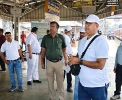 धनबाद जंक्शन पर DRM अखिलेश मिश्रा ने किया निरीक्षण, यात्रियों से जाना सुविधाओं का हाल