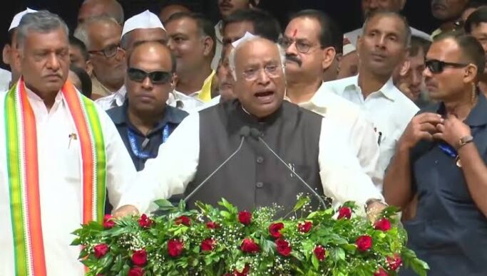 बिहार में खरगे ने उठाए वोट चोरी और सामाजिक न्याय के मुद्दे, कांग्रेस के सामने बड़ी चुनौती