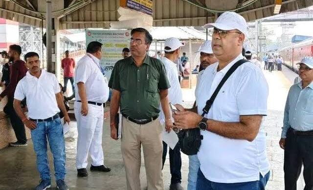 धनबाद जंक्शन पर DRM अखिलेश मिश्रा ने किया निरीक्षण, यात्रियों से जाना सुविधाओं का हाल