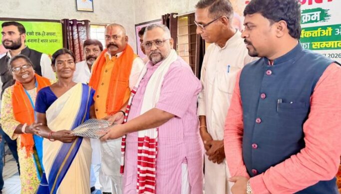 Ranchi News: महिलौंग में BJP का ‘आंगन मिलन सेवा’ कार्यक्रम, आंगनवाड़ी-सहिया दीदियां सम्मानित